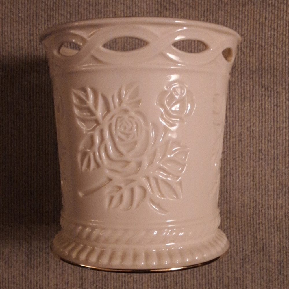 Lenox 3in high rose pattern 24k trim vase